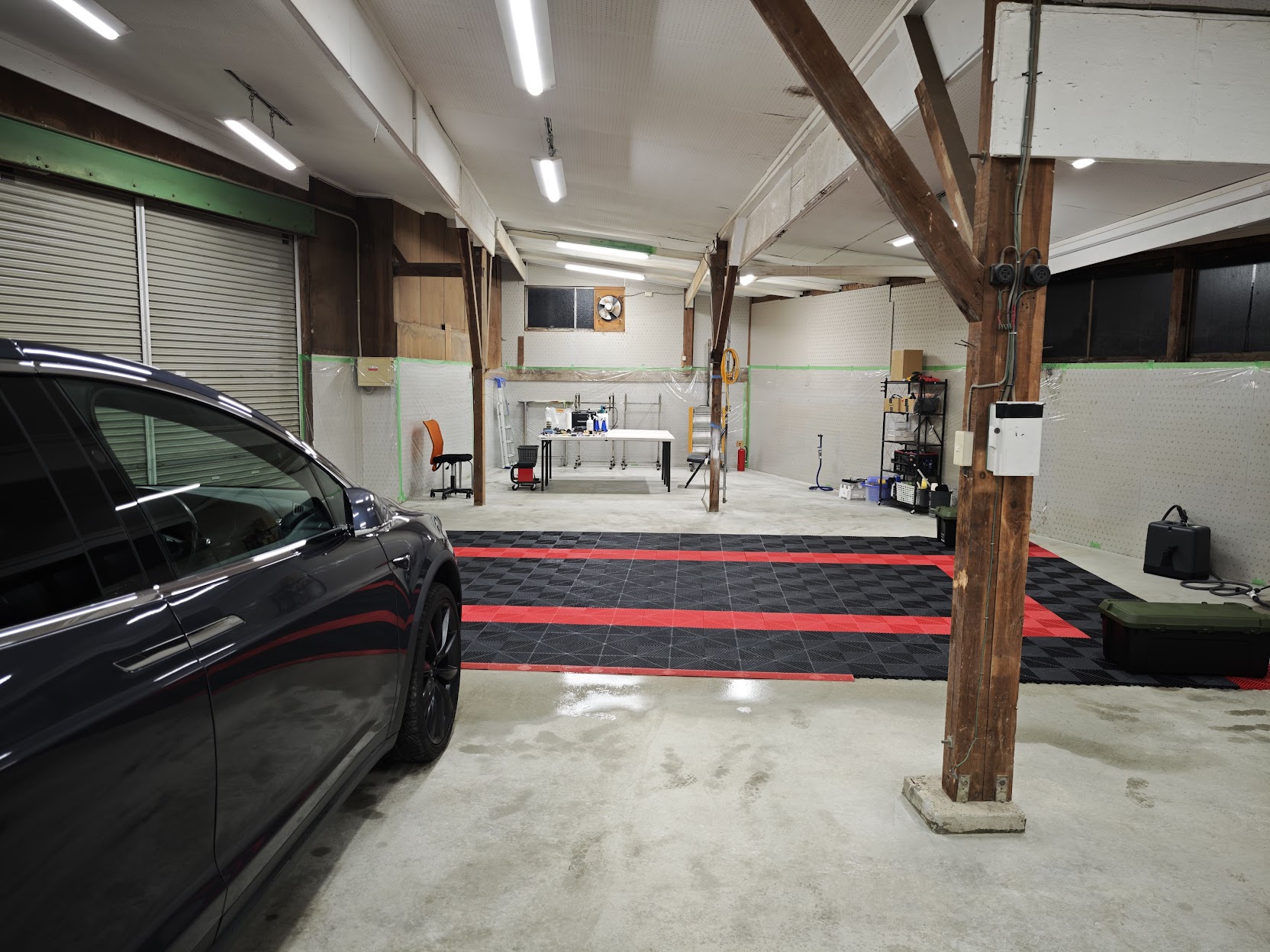 テスラを屋内ピットで作業できるEasyZeroCarsのスタジオ