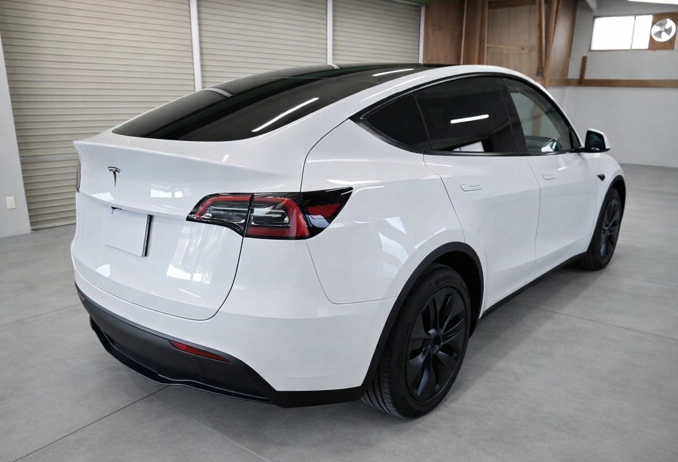 Model Y RWD リア斜め